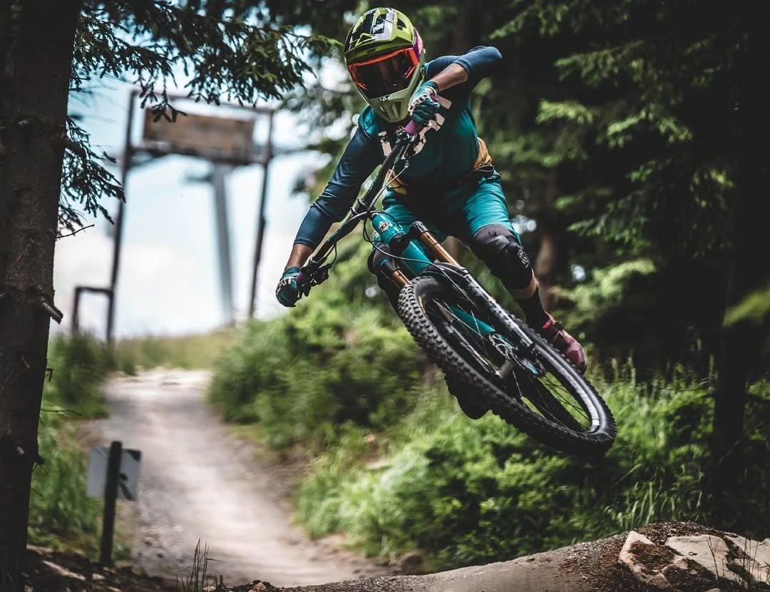 Martyna Puda podczas skoku na rowerze w Szczyrku