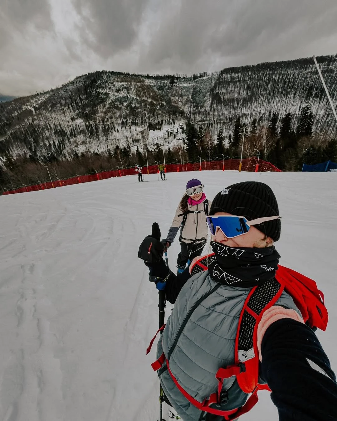 Instruktor Martyna Puda z Puma Bike podczas zimowych zajęć na stoku w górach